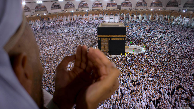 Pèlerin faisant des douaas et levant les mains à la Mecque