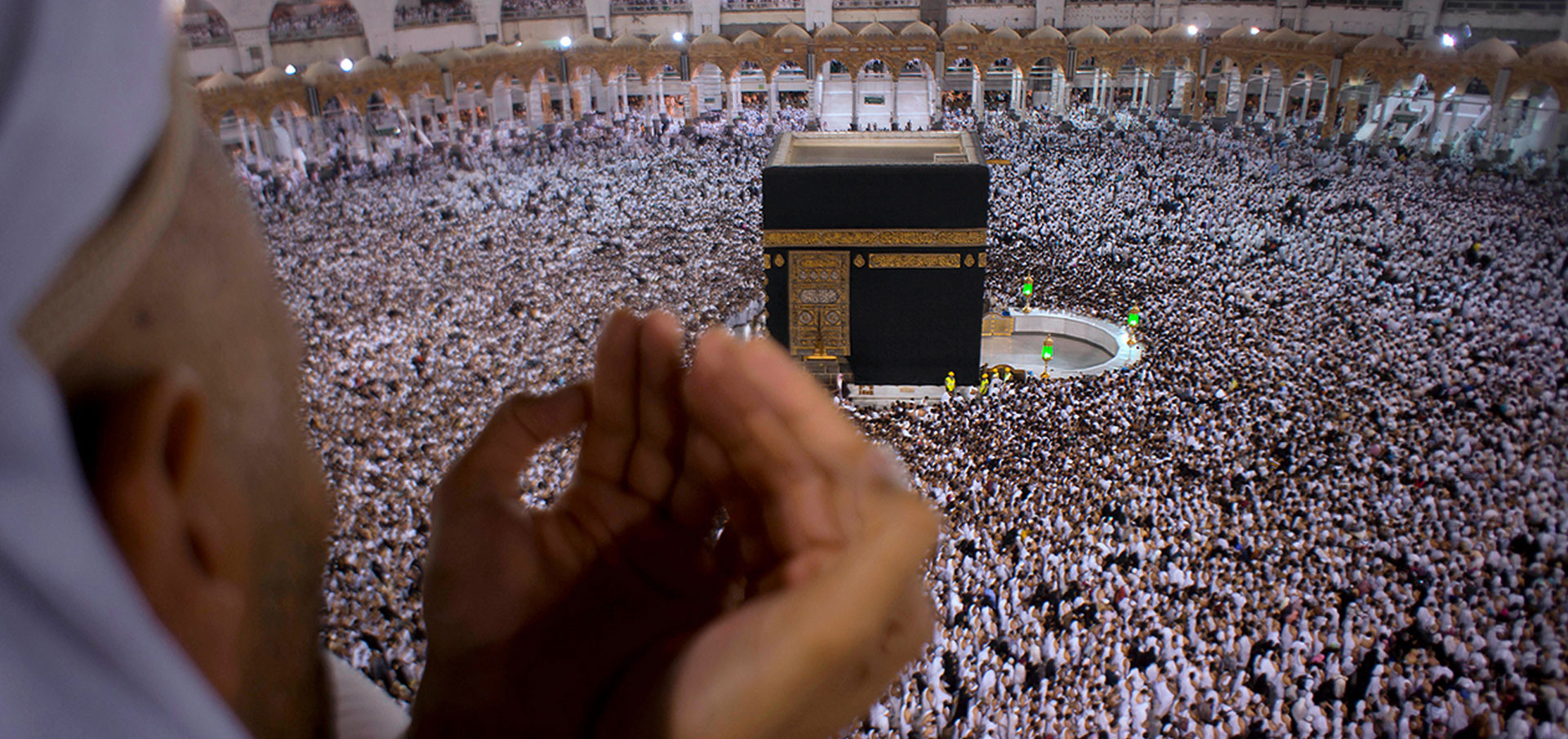 Pèlerin faisant des douaas et levant les mains à la Mecque